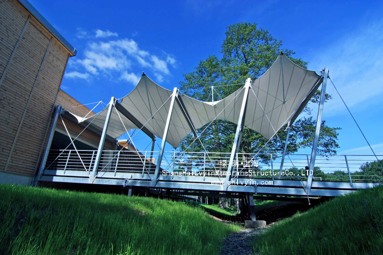 膜結(jié)構(gòu)車棚安裝過程中，剪縫時有哪些需要注意的事項？