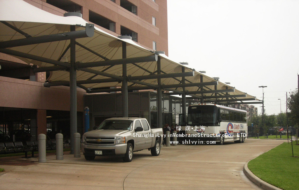 鋼柱就位、校正